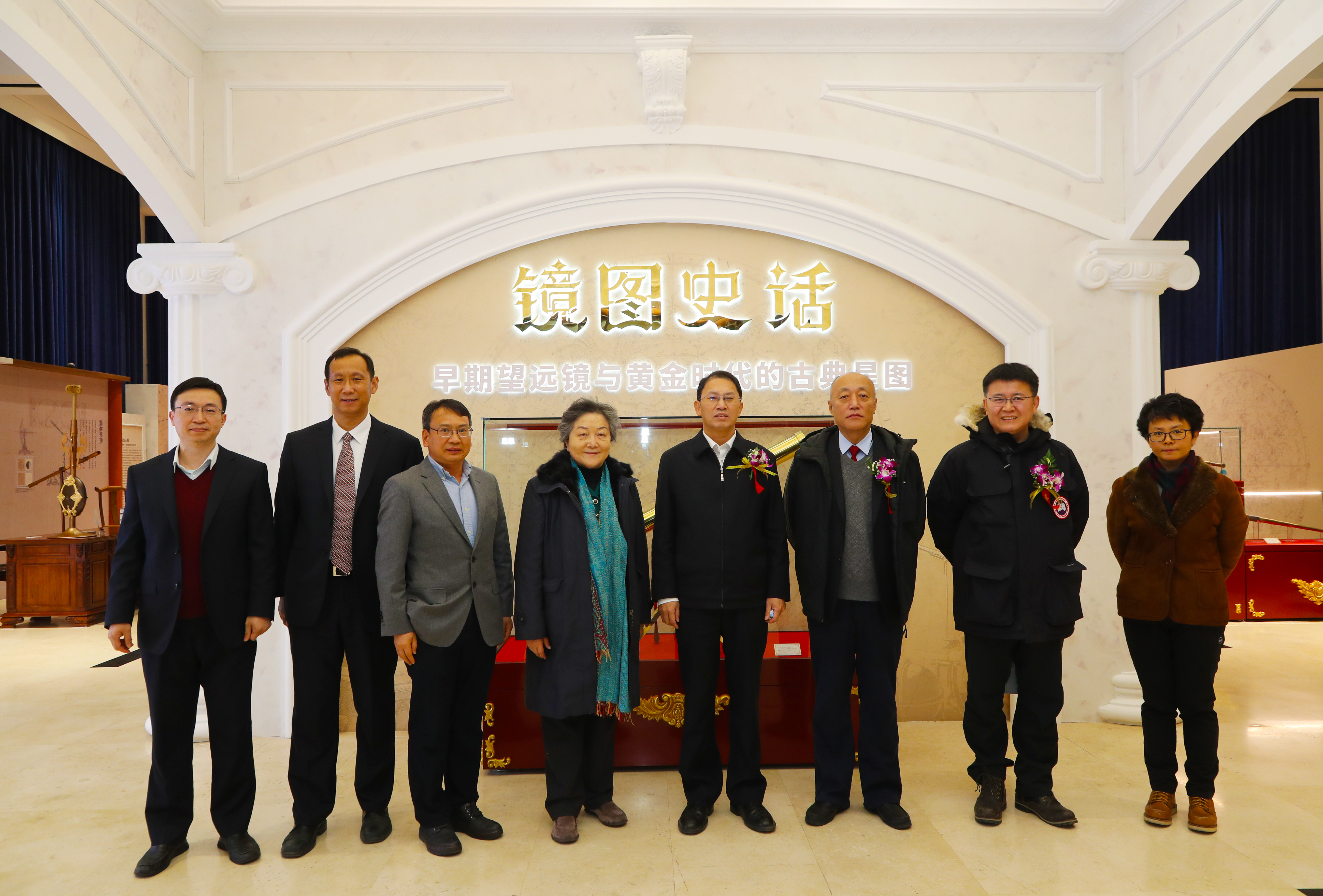 4.嘉宾在展览《镜图史话》前合影.jpg
