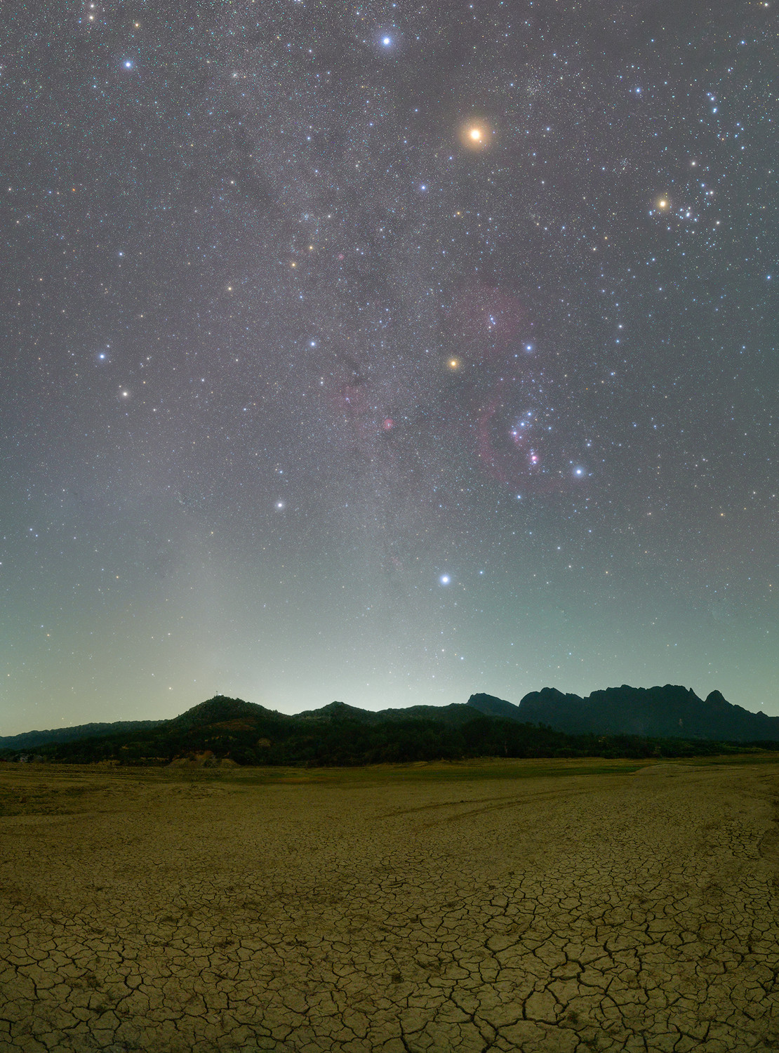 1673400830603021869.jpg 郑剑丰-茗洋湖皲裂的湖底与星空(长边1500像素).jpg