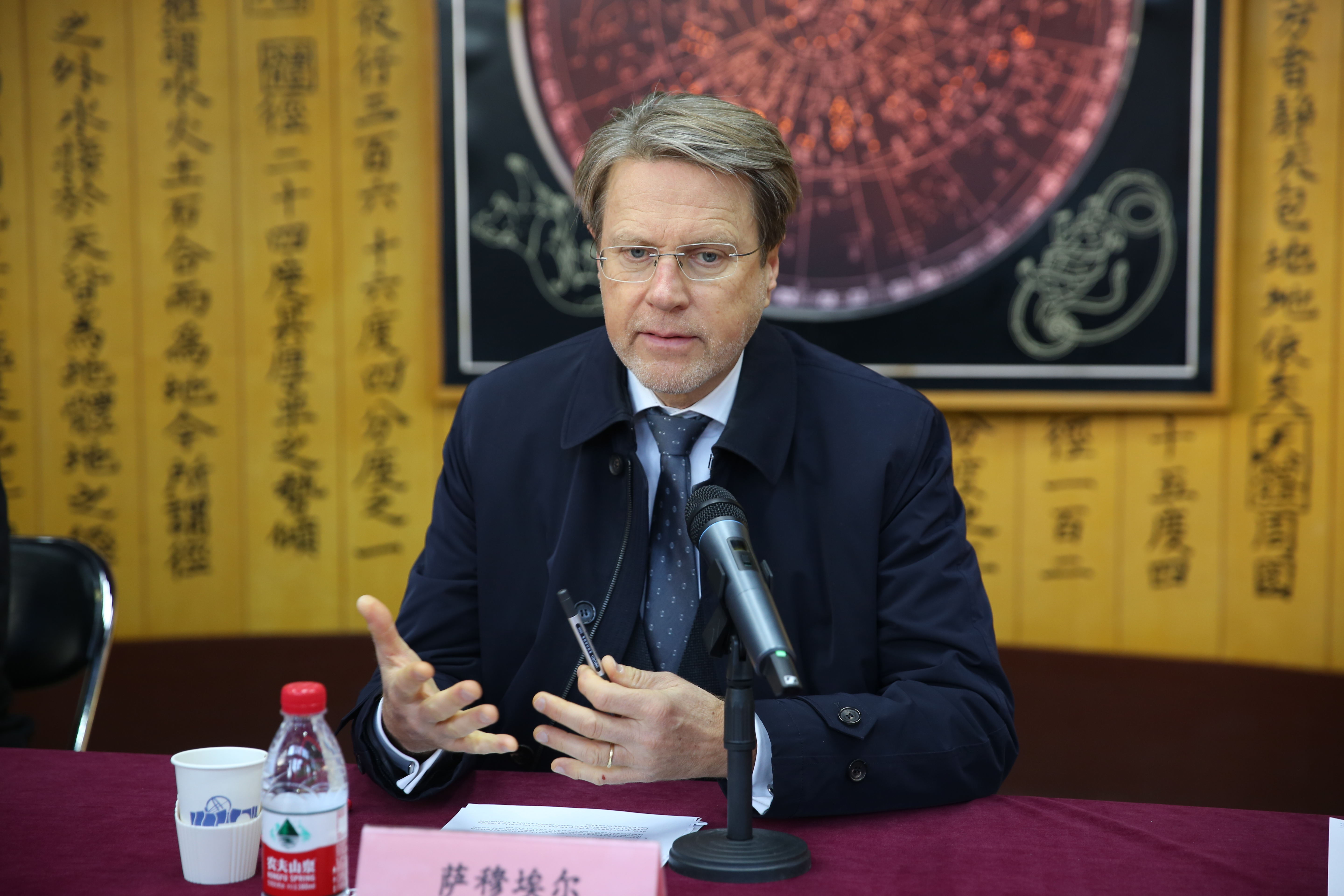 斯洛文尼亚外交部国务秘书萨穆埃尔·日博加尔讲话.jpg