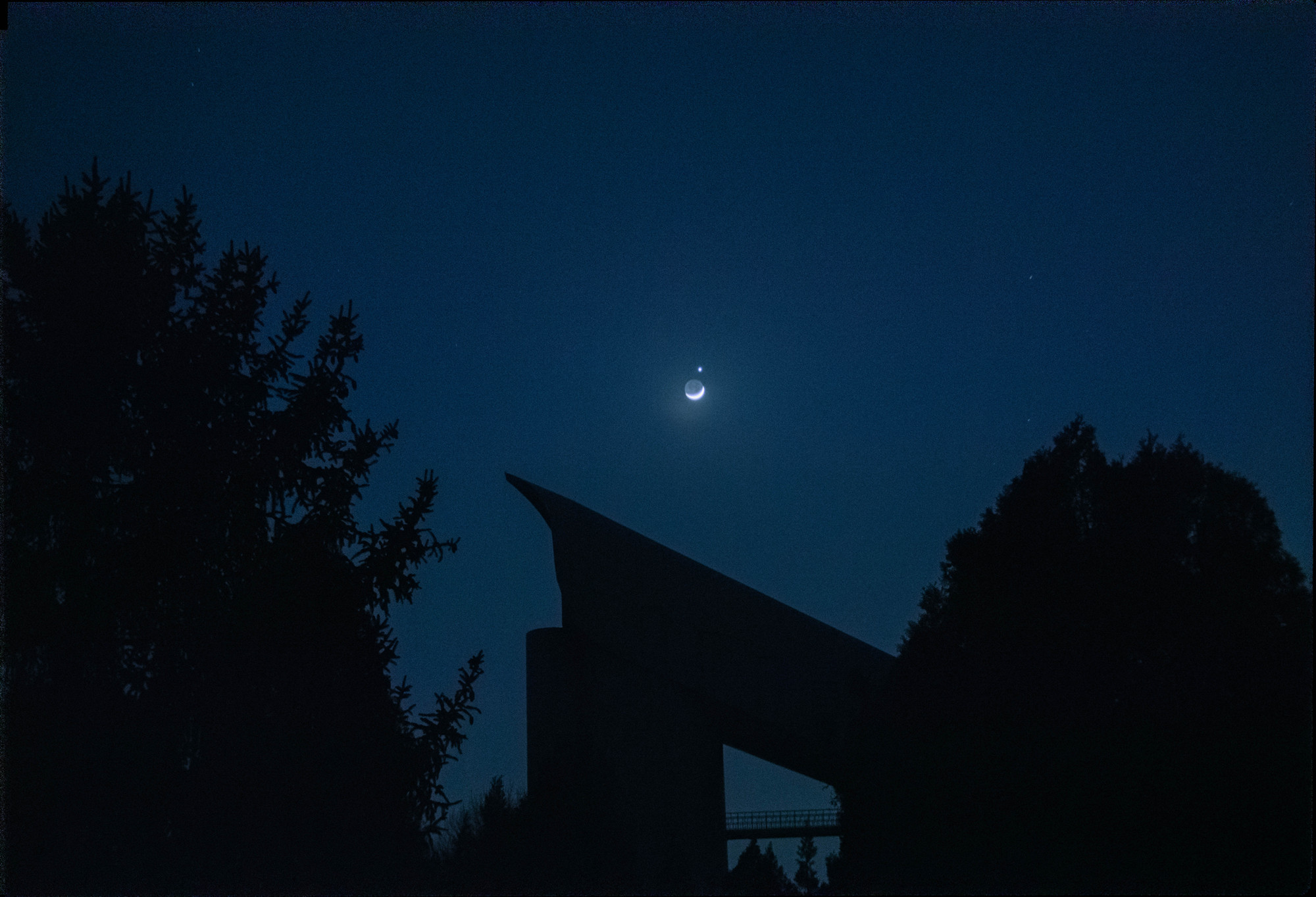 1680143656054075736.jpg 陈勋浩-月掩金星与LAMOST(长边2000像素).jpg