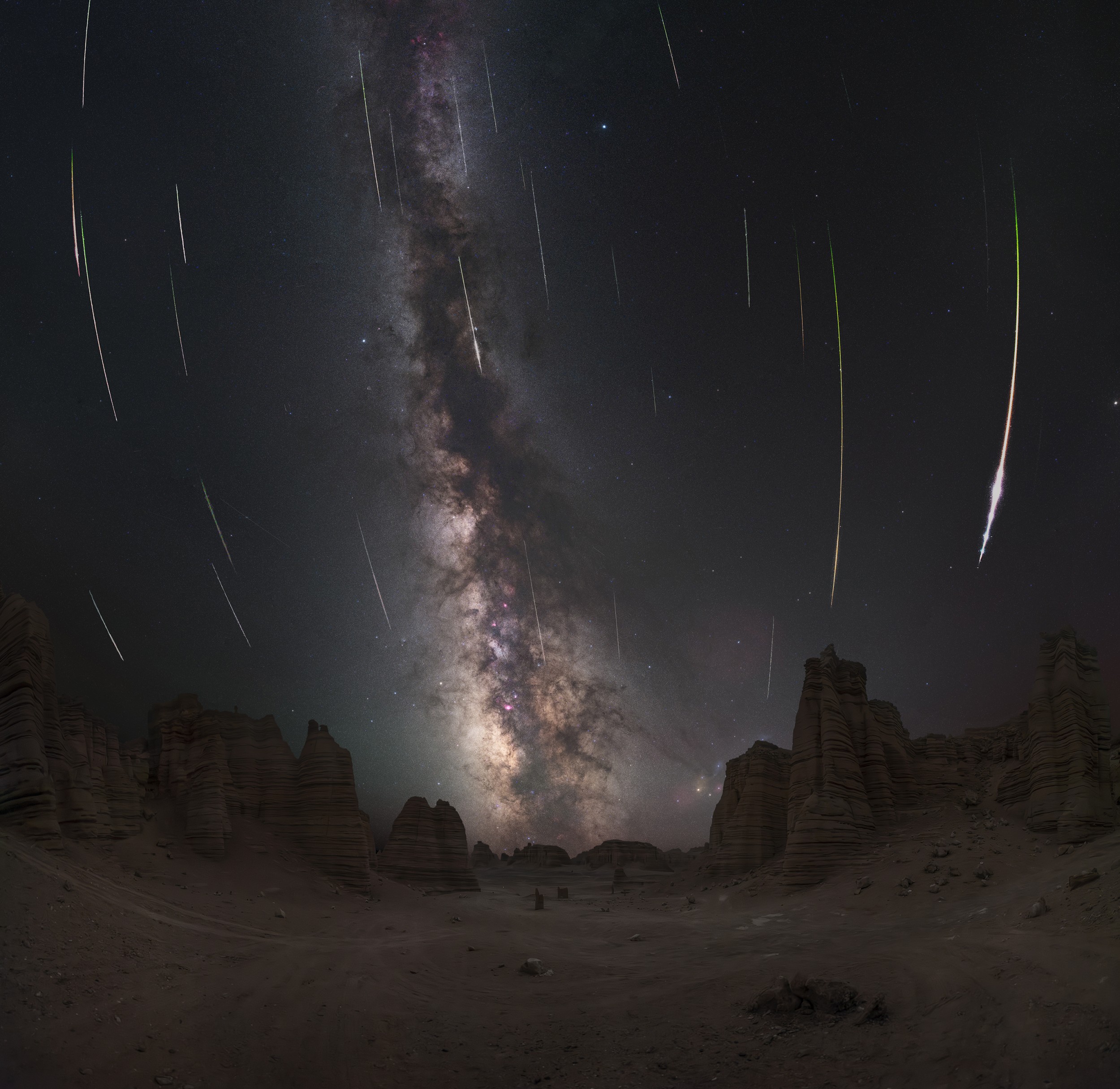 1697077747020084564.jpg 李伟明-“火星”上的流星雨(长边2500像素).jpg