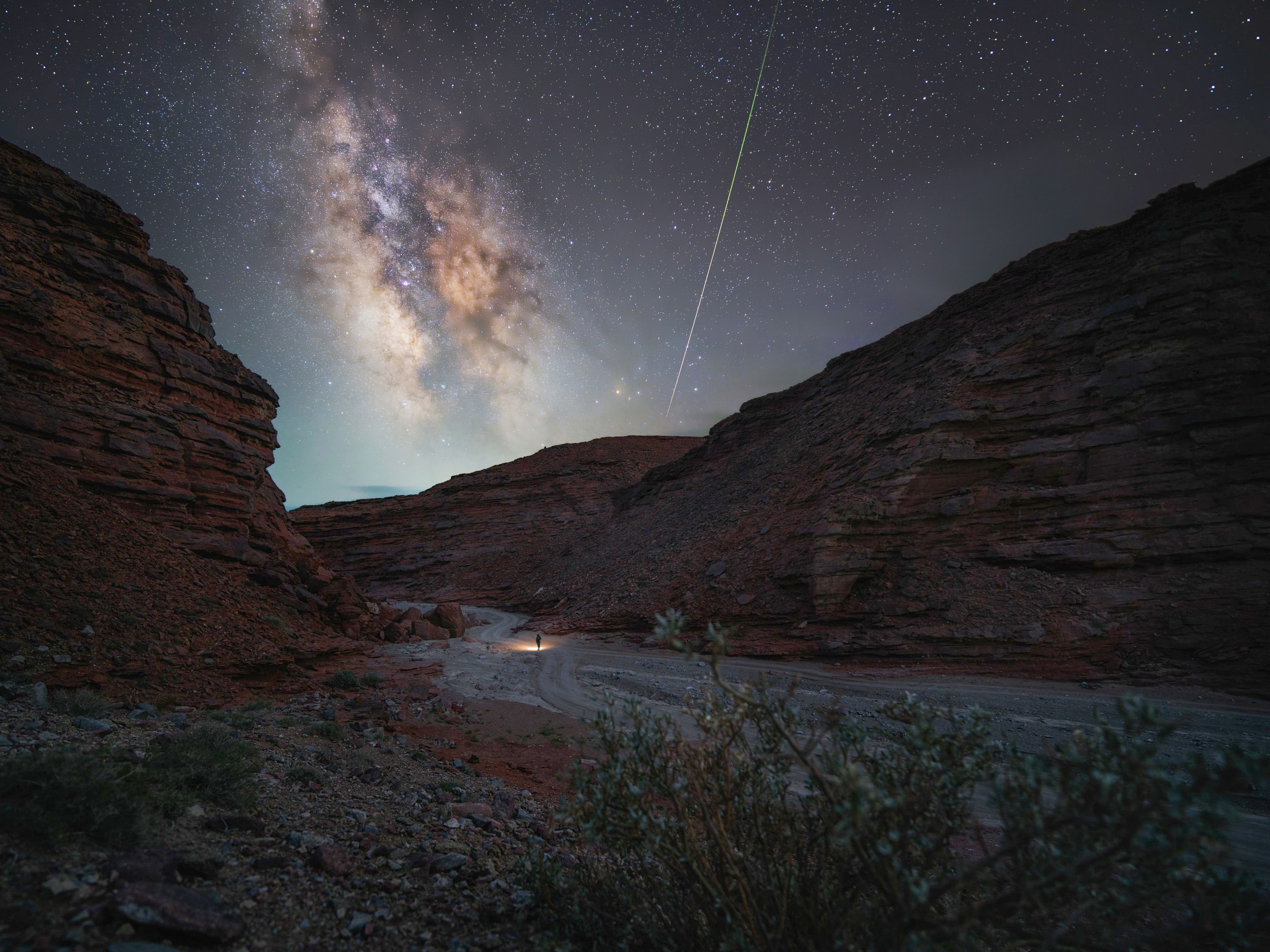 张瀚清-峡谷深处——英仙座流星雨（长边3000像素）调亮.jpg