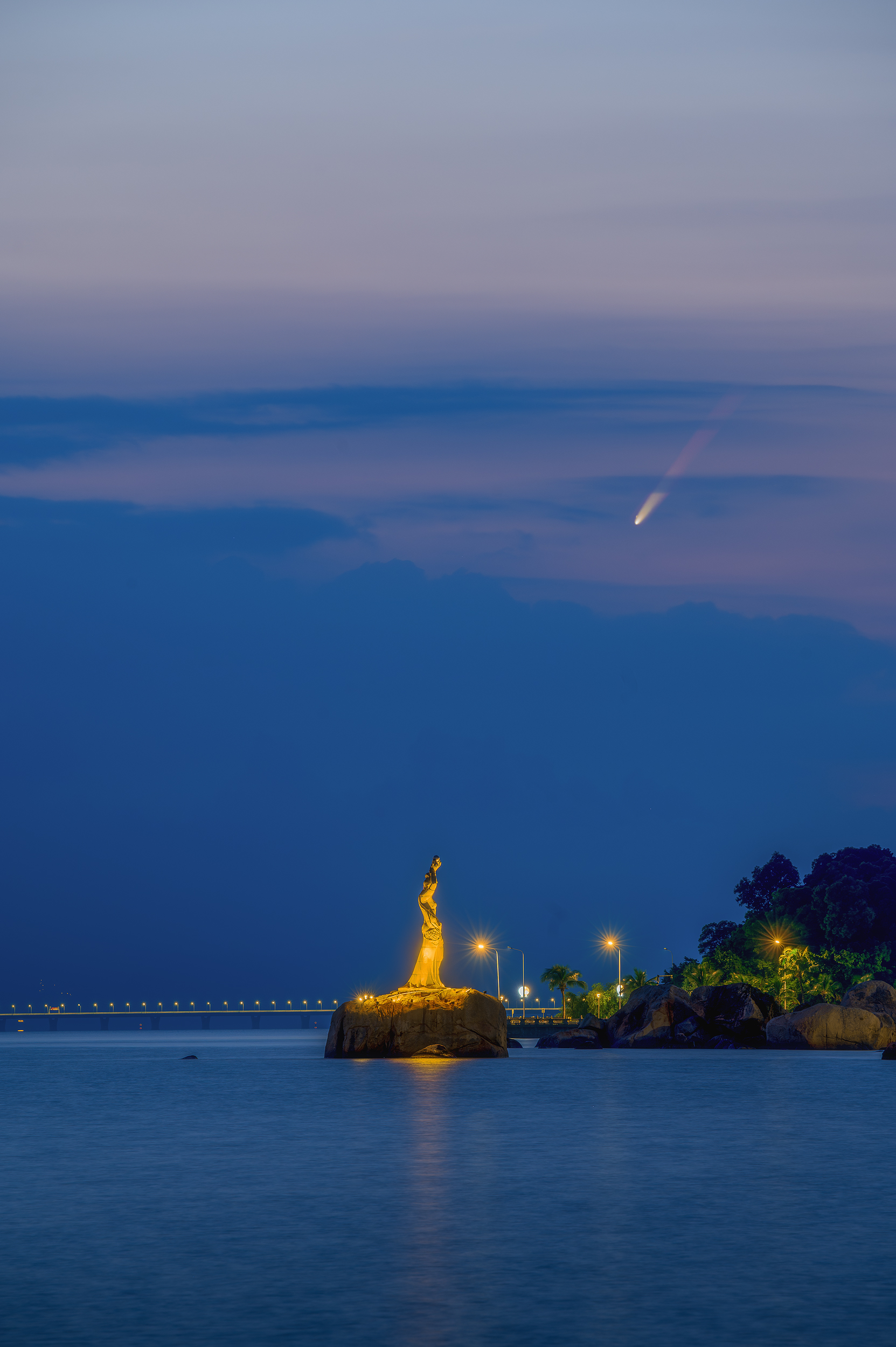 潘浩强-珠海渔女与彗星.jpg