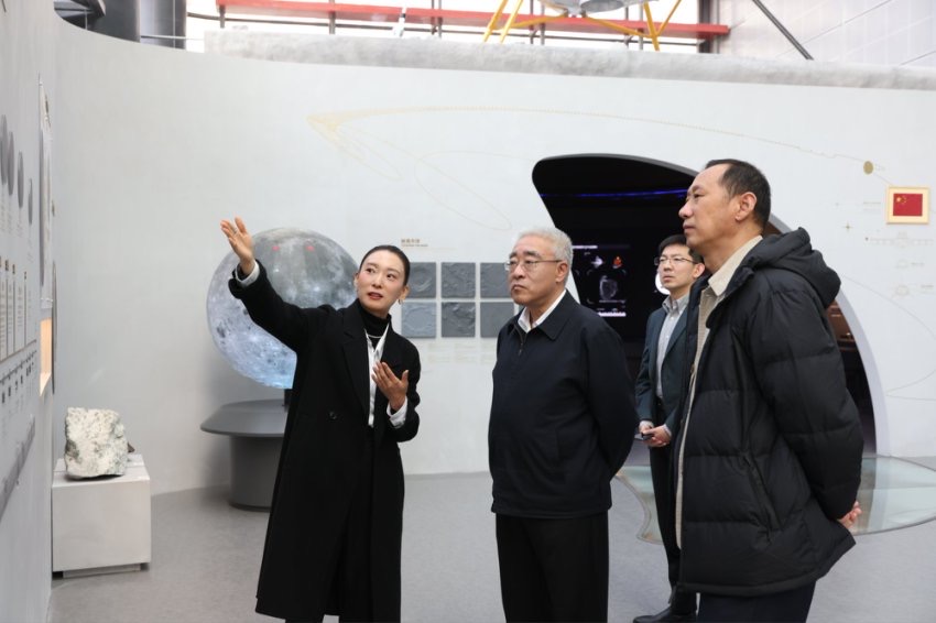 参观展厅.jpg