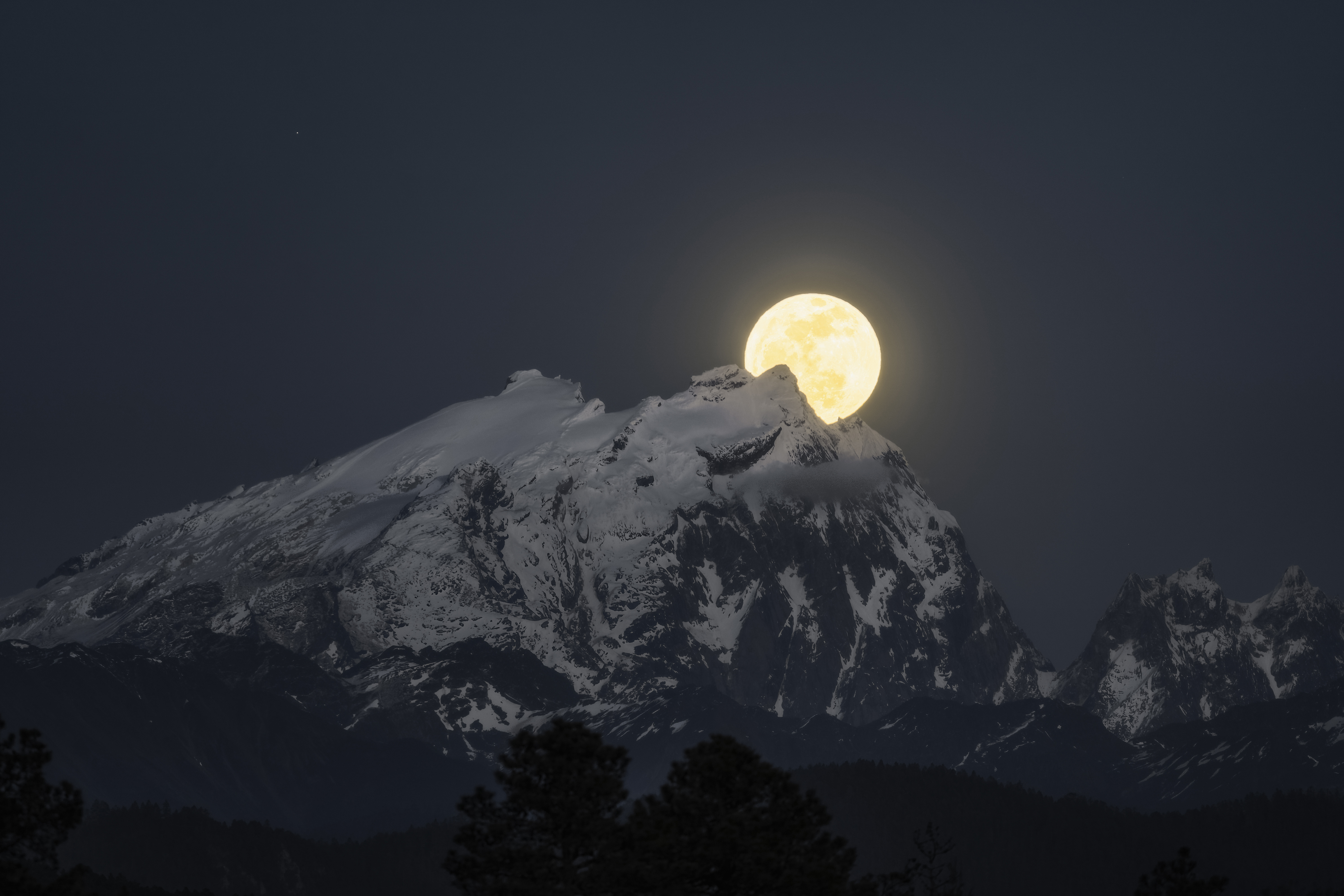 张茂海-哈巴雪山明月.jpg