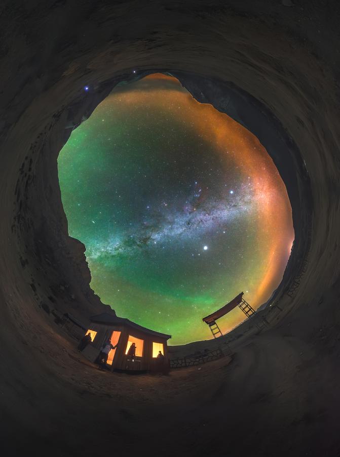 623邓兴成-洞穴里的宇宙.jpg