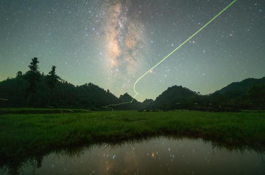 825《山野赴星槎，一萤牵银汉》-辉辉辉机.jpg