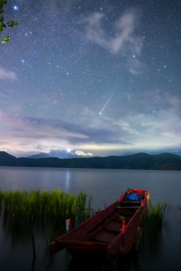 2泸沽湖英仙座流星雨.jpg