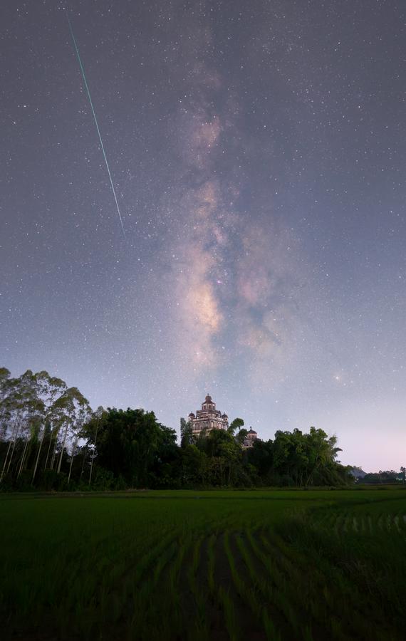 3何冰婷《一瞬流星 百年碉楼》.jpg