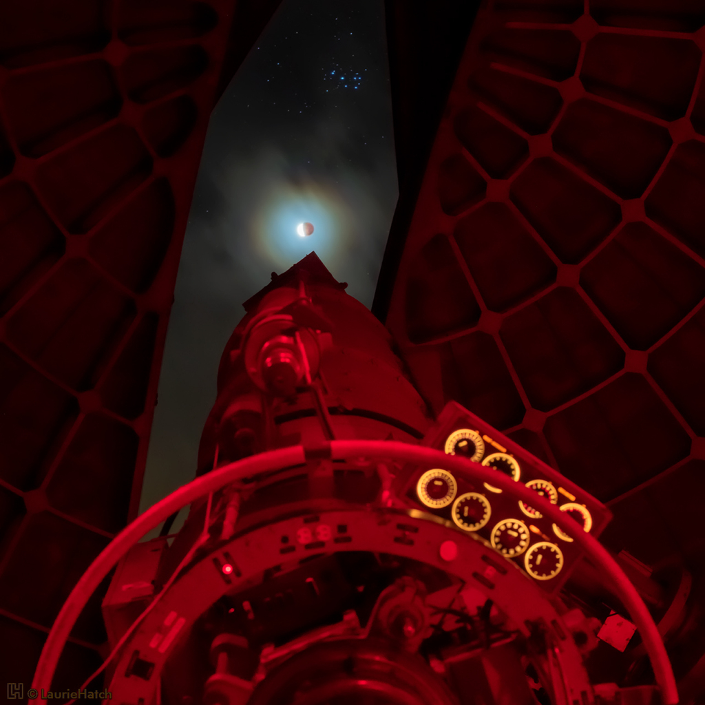 待译-APOD20211126-LH7528_36EclipsePartialWithPlieades_1024x1024.jpg
