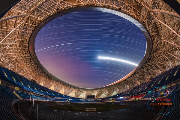 图2.夜隐愁星去，秋衔皓月来（作者：黄丹丹；参赛主题：城市星空）.jpg