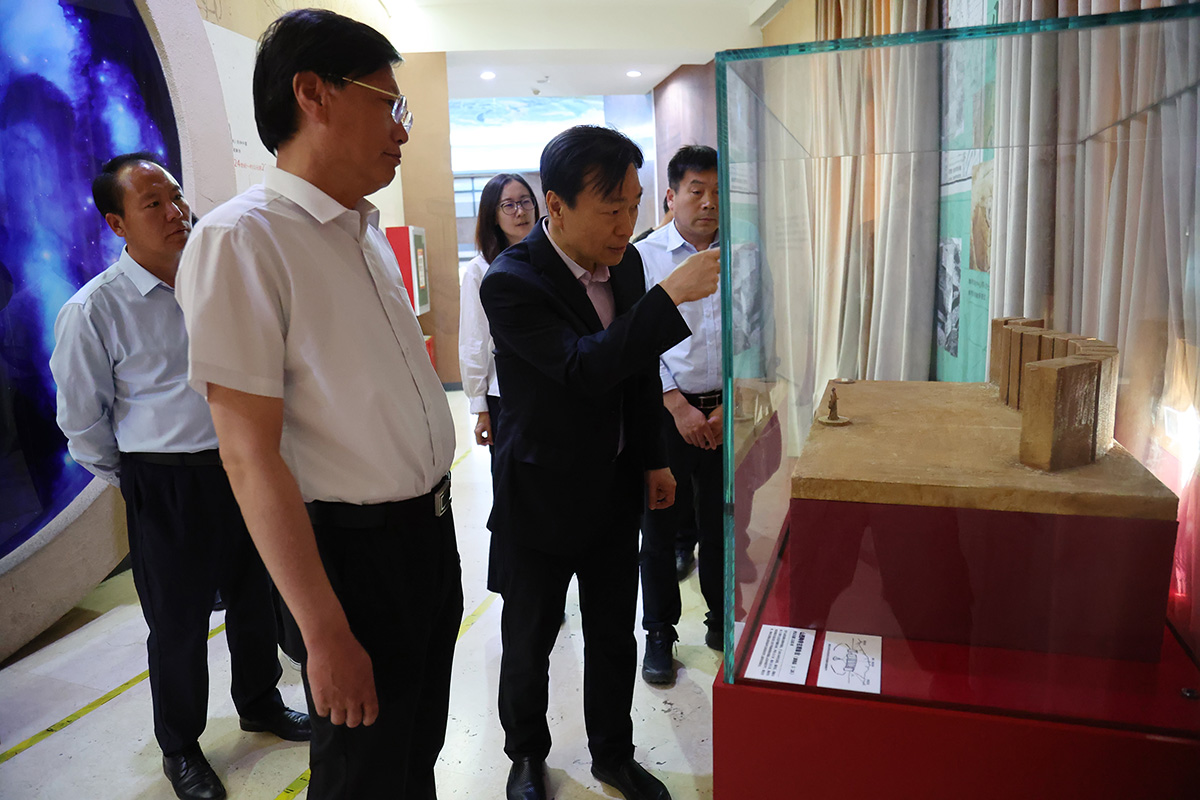 图2. 齐锐副馆长陪同旧县镇领导和同志参观北京天文馆展览.jpg