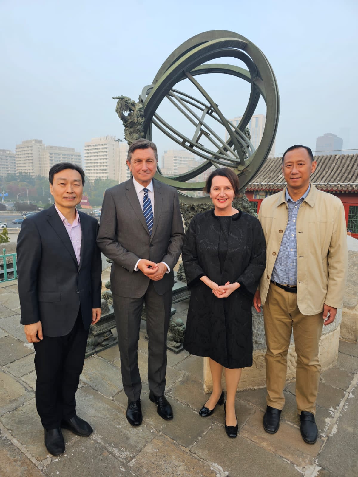 在玑衡抚辰仪前合影(1).jpg
