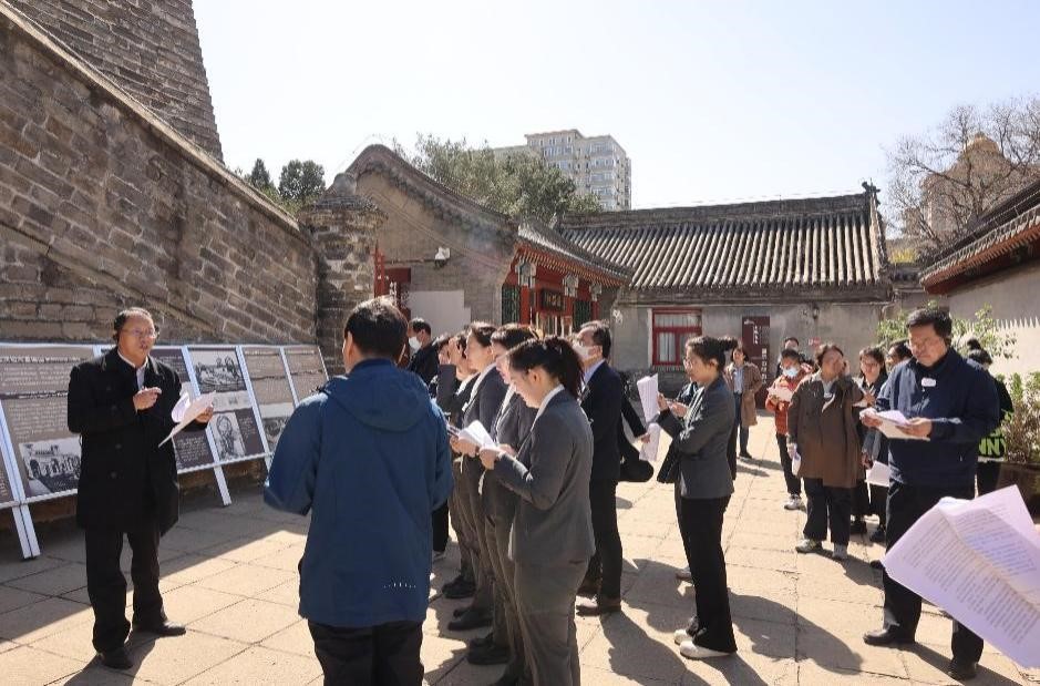1 伍建民指导讲解工作.jpg