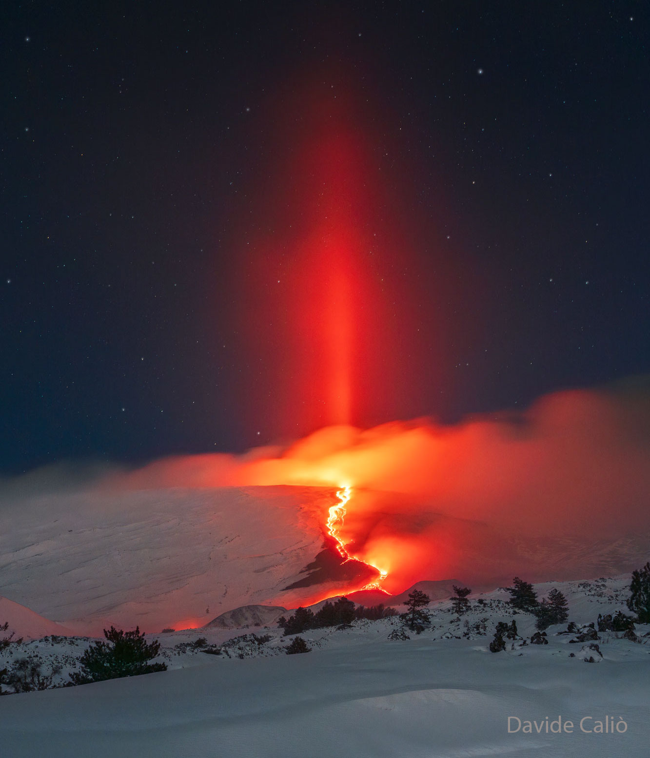 已审核-APOD20250224-LightPillarVolcano_Calio_1333.jpg