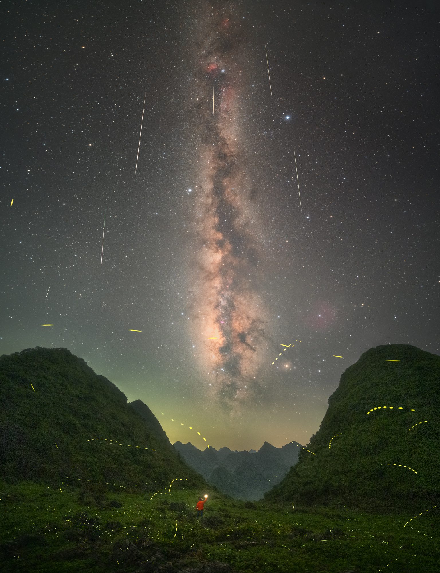 《微萤不自知时晚，犹抱余光漫天飞》-辉辉辉机.jpg