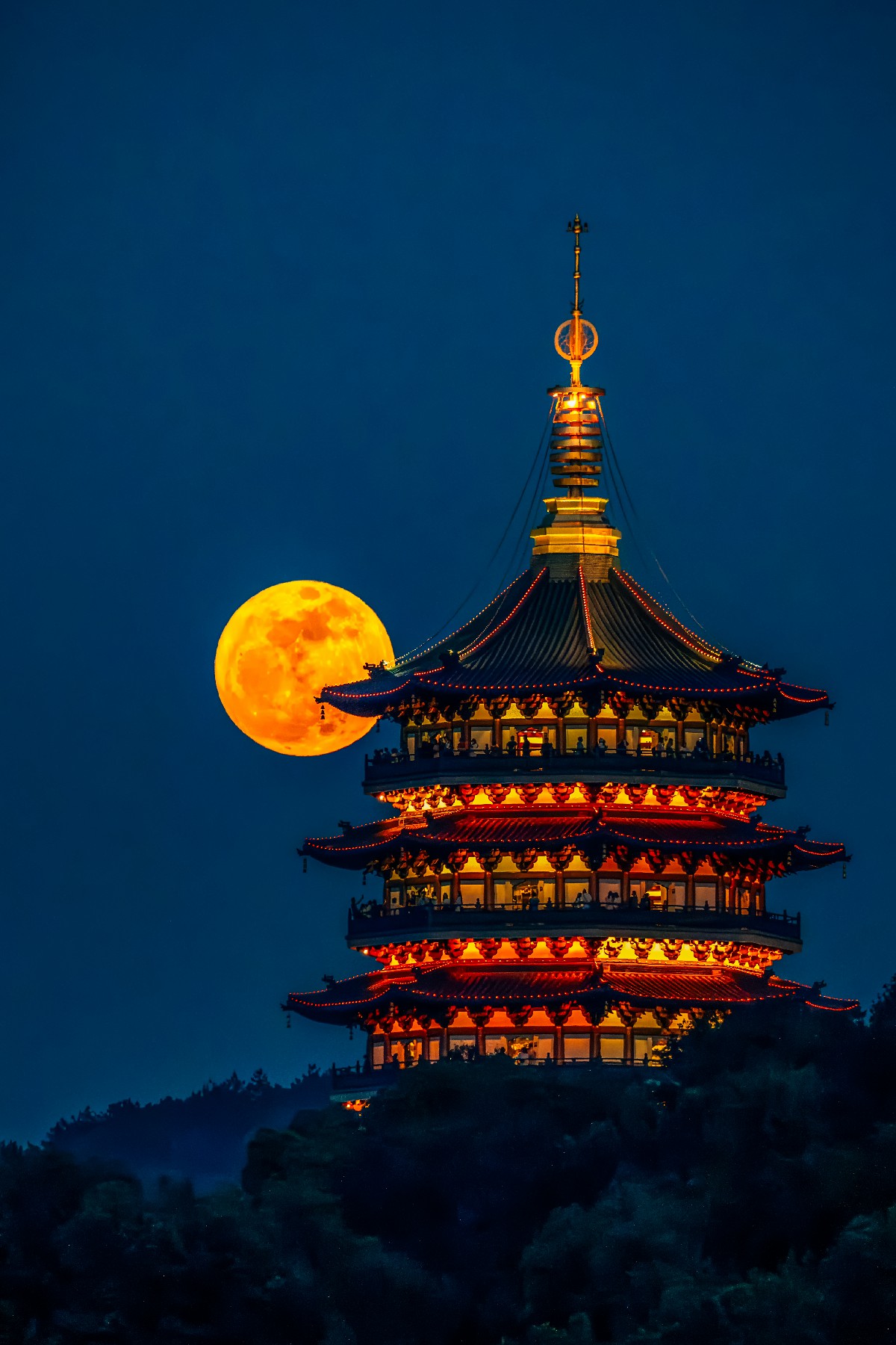 《月圆夜，雷峰塔的人间烟火与湖光月色》龚军勇13819488769 -2~1.jpg
