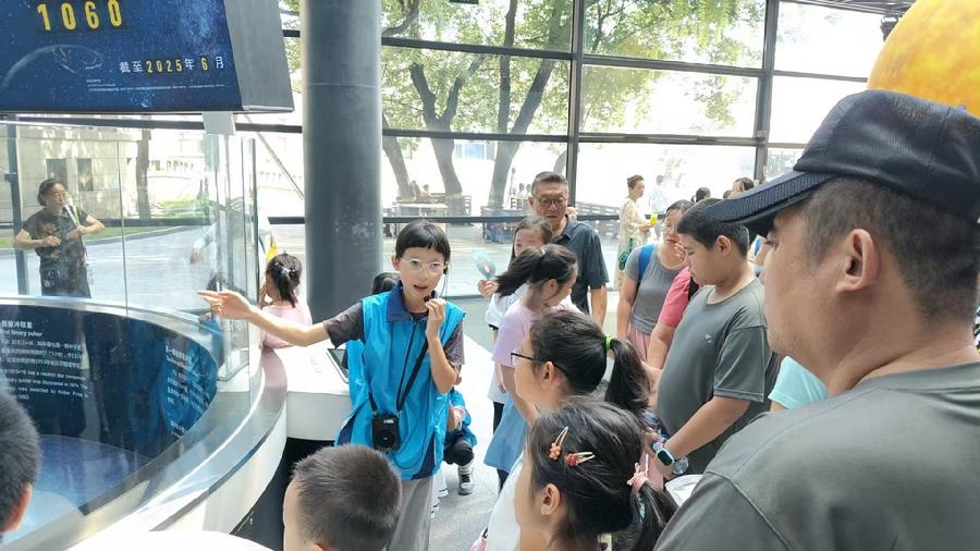 小志愿者为观众介绍脉冲星.jpg