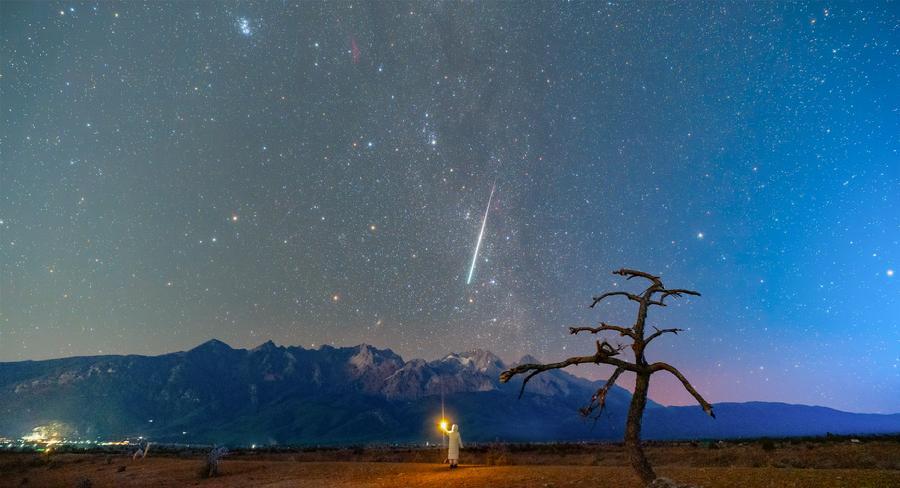 14流星划落玉龙雪山  -- 余梦楠Mon.jpg