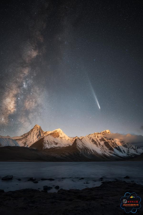 3李晟昱-夜空之美-2025-1048 银河下的彗星-[作品文件].jpg