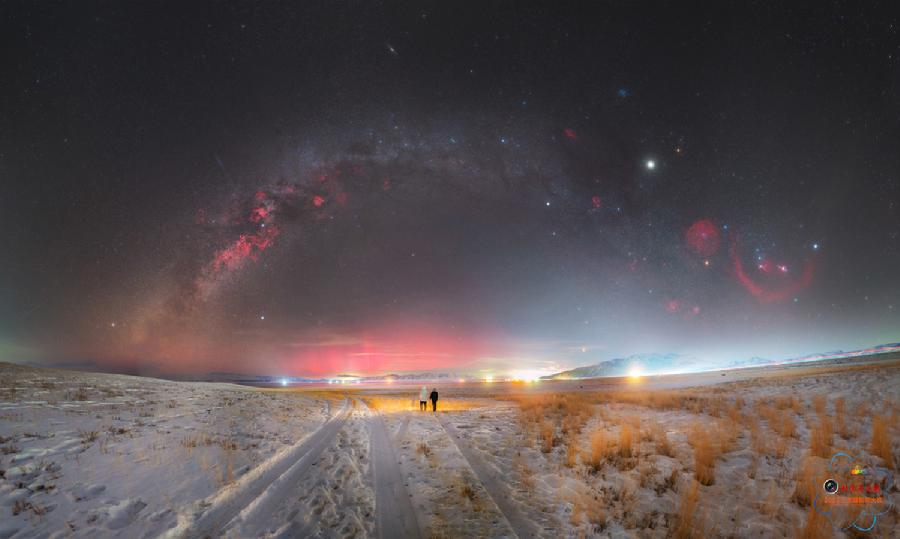 2高嘉豪-星空与人-2025-0896 银河拱桥之下，浪漫的红色极光降临赛里木湖-[作品文件].jpg