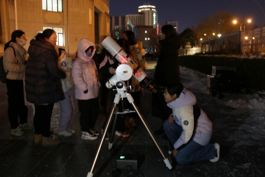广场望远镜观测2（与另一张二选一即可）.jpg