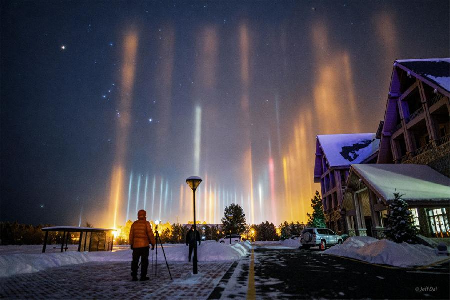 待译-APOD20260323-Light Pillars and Orion over Mohe.jpg