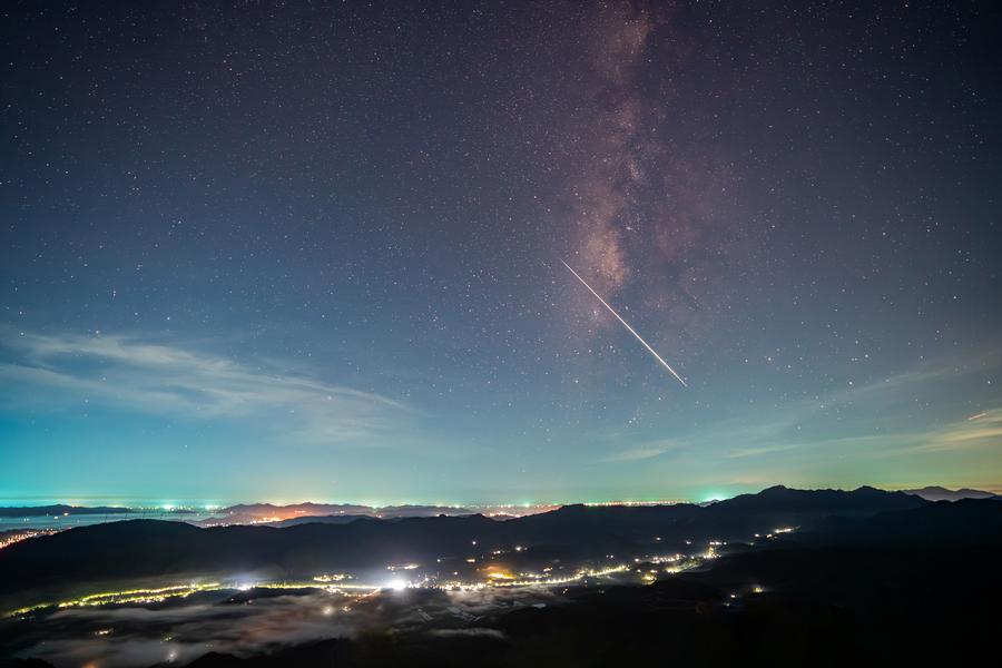 3.26流星划过万家灯火.jpg