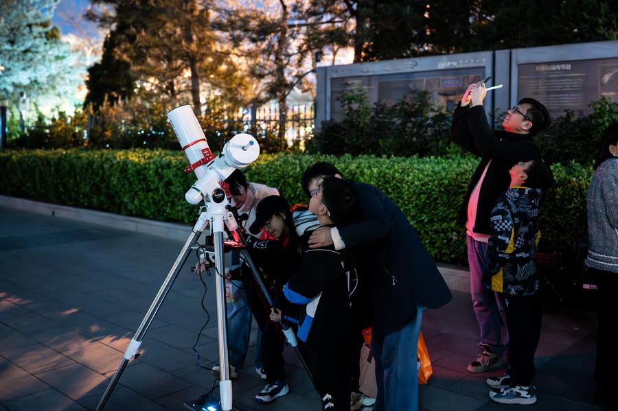 望远镜观星.jpg