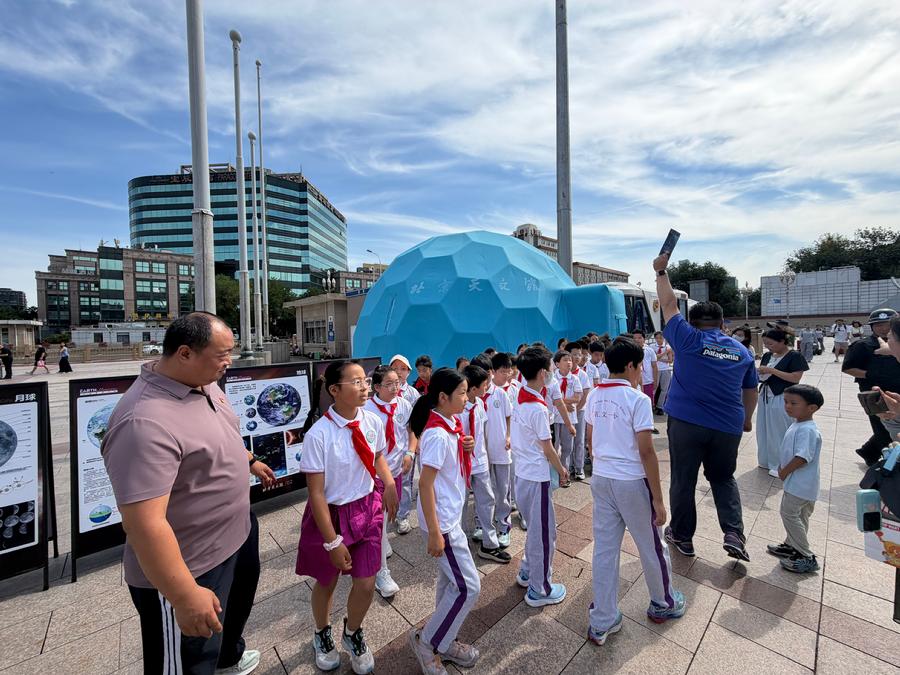 北京市汇文第一小学学生来体验充气式天象厅.jpg