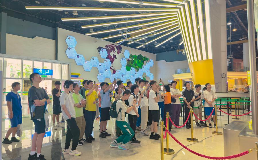 图片4参观厦门科技馆.jpg